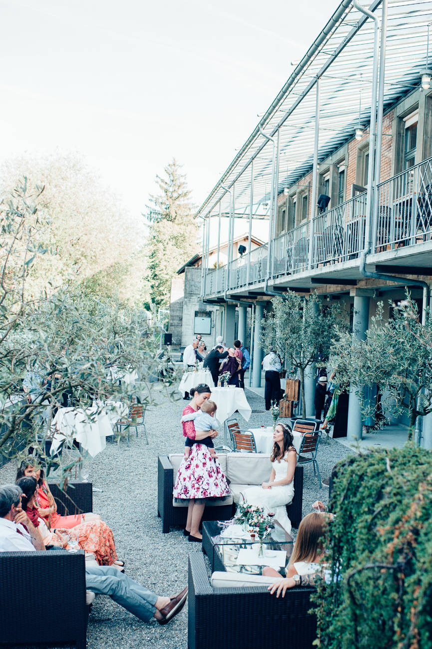 Wir decken die Tische mit unseren schönsten Gläsern, dem erlesensten Geschirr und edelsten Besteck. Alle unsere Mit- arbeitenden freuen sich schon Wochen vorher auf die Feier.