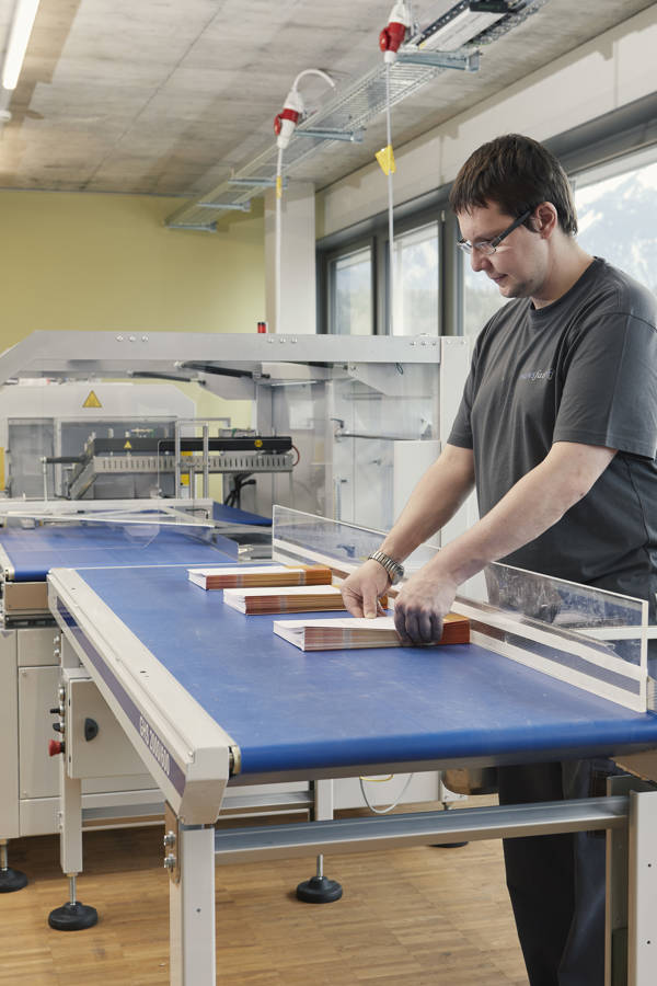 Wir können grosse Mengen innert kurzer Zeit verarbeiten und veredeln. Wo es sinnvoll ist, wird bei uns die Arbeit automatisiert.