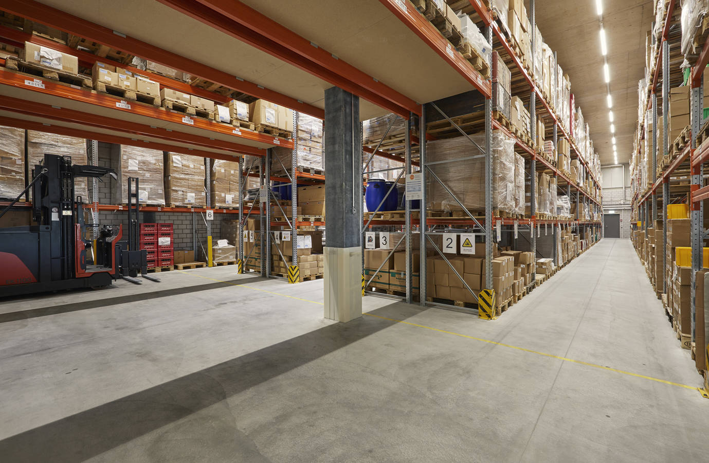 Ein aufeinander eingespieltes Team mit langjähriger Erfahrung und dem nötigen Know-how bietet Ihnen einen Logistikservice nach Mass. Bei Einkauf und Beschaffung, bei speditiven Transporten „Same Day Delivery“ oder effizientem Retourenmanagement. Von der Stückgutsendung bis zur Komplettladung.