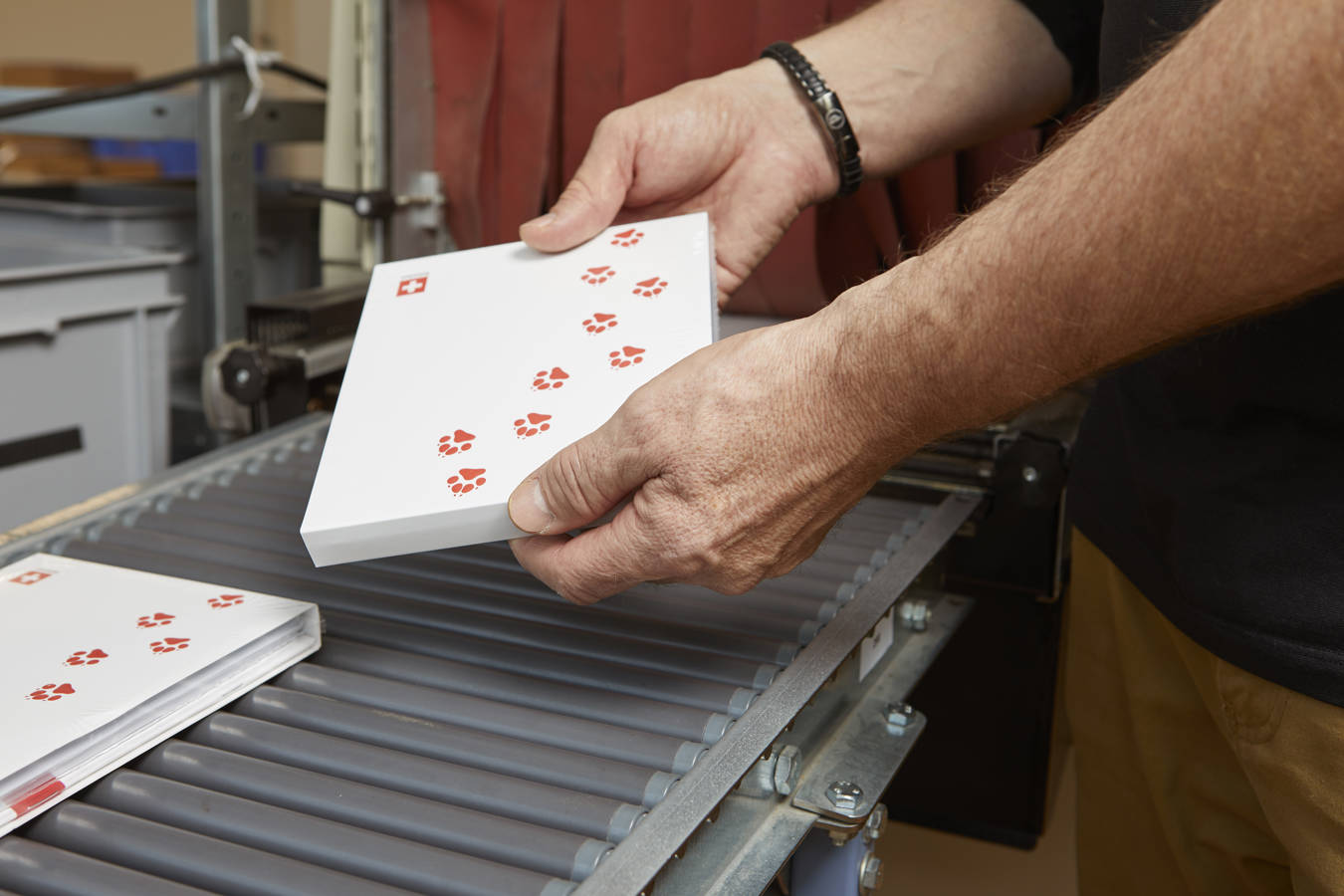 Wir schweissen Ihre Produkte ein. Dank unserer Schrumpfmaschine sind wir flexibel, wirtschaftlich, vielseitig und hoch effizient.