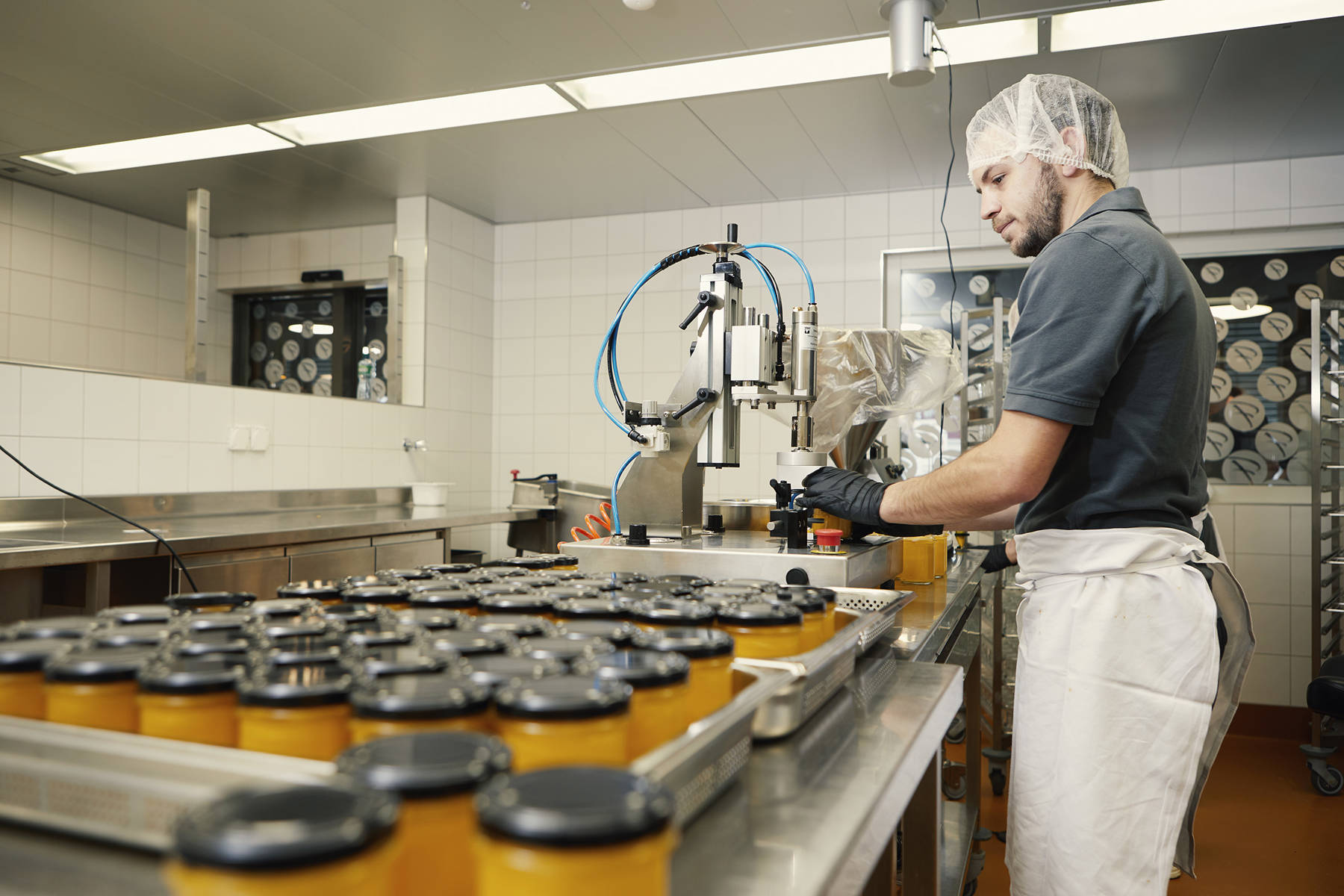 Wir sind erfahren in Lebensmittelherstellung und Verarbeitung für Startups, Wiederverkäufer/Comestibles, Gastronomiebetriebe, Heim- und Spitalküchen sowie Gemeinschaftsgastronomie.