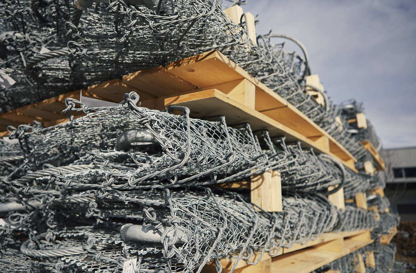 Rohmaterial für Fertigung und Montage von Lawinenschutznetzen.