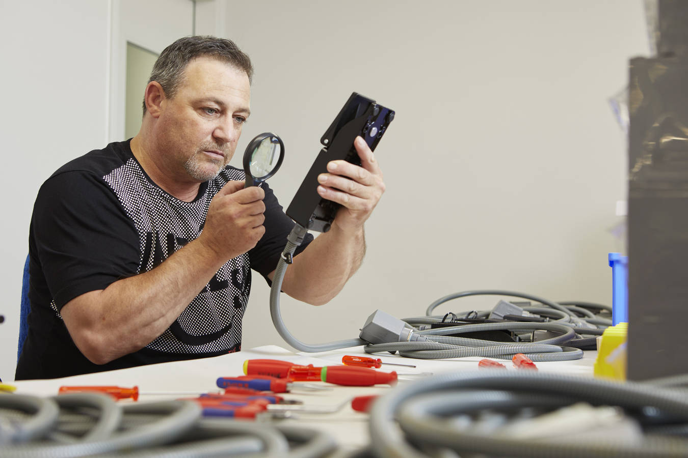 Unsere Mitarbeitenden sorgen dafür, dass jeder Handgriff sitzt und überprüfen auf Wunsch zusätzlich das Produkt auf seine einwandfreie Qualität.