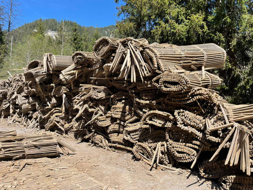 Holzroste werden demontiert und gereinigt