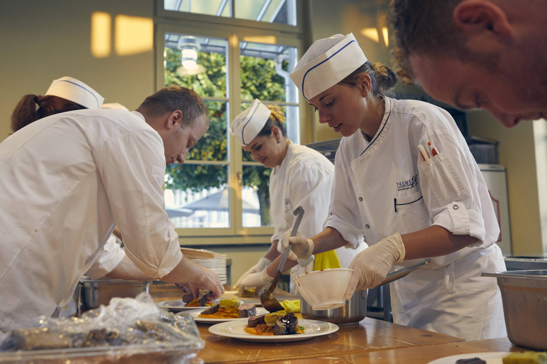 Gerne kümmern wir uns um das kulinarische Wohl, während Sie das Fest mit Ihren Gästen geniessen. Wir sind Ihr Cateringpartner für Bankette, Apéros, Brunch, Traueressen, Grillplausch, Firmenanlass, Hochzeiten, Familienfest, Taufe, Konfirmation, Geburtstagsfest, Vereinsanlass ab 50 Personen. Foto Stiftung TRANSfair Thun