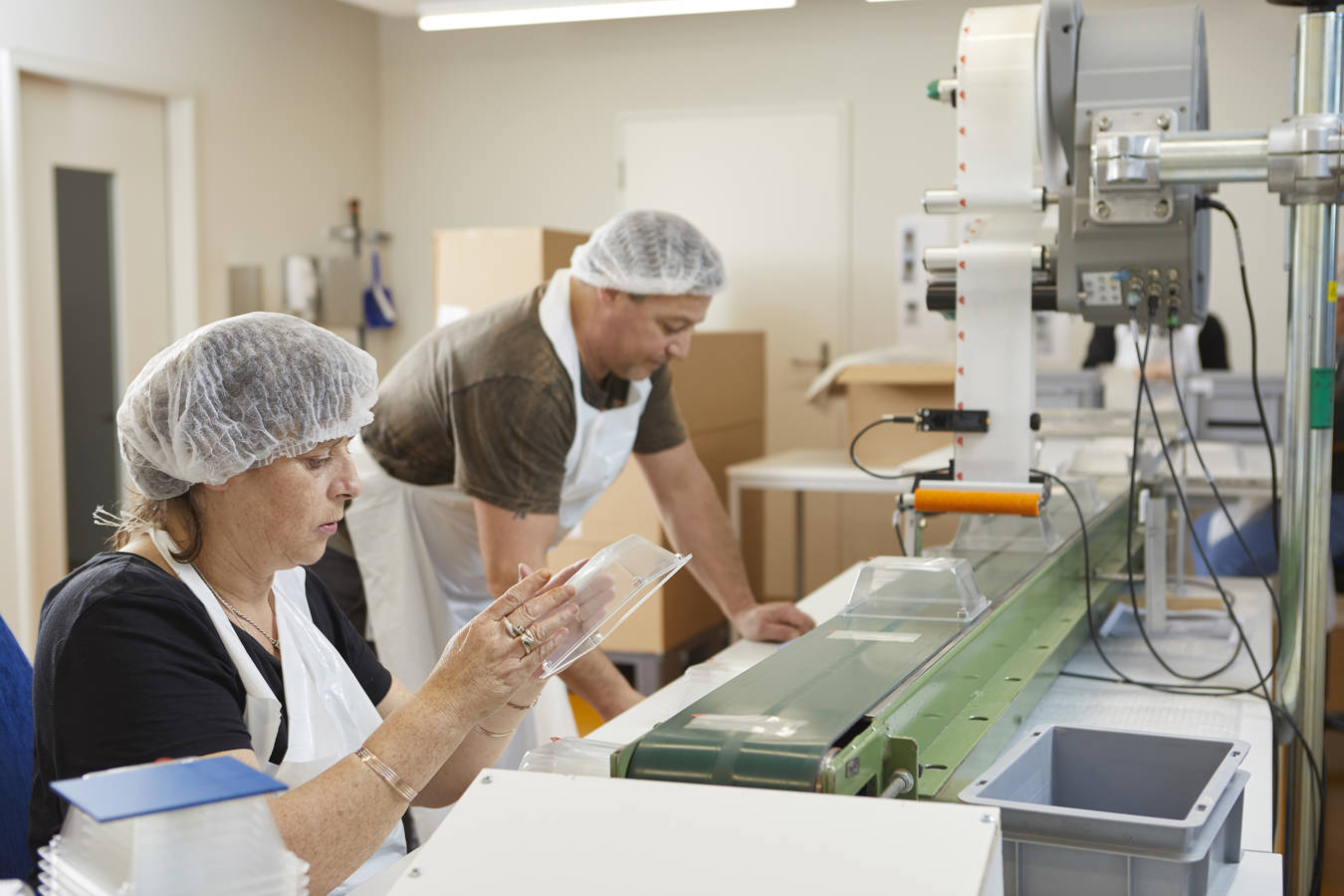 Wir können grosse Mengen innert kurzer Zeit verarbeiten und veredeln. Wo es sinnvoll ist, wird bei uns die Arbeit automatisiert.