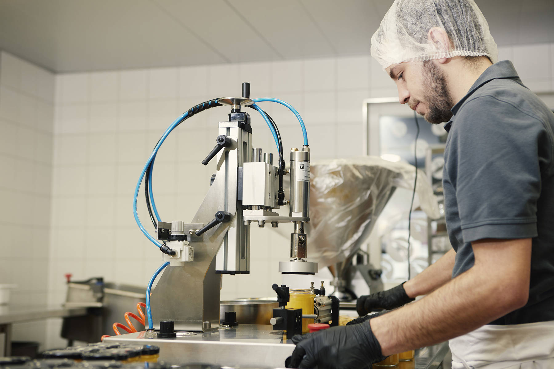 Wir sind erfahren in Lebensmittelherstellung und Verarbeitung für Startups, Wiederverkäufer/Comestibles, Gastronomiebetriebe, Heim- und Spitalküchen sowie Gemeinschaftsgastronomie.