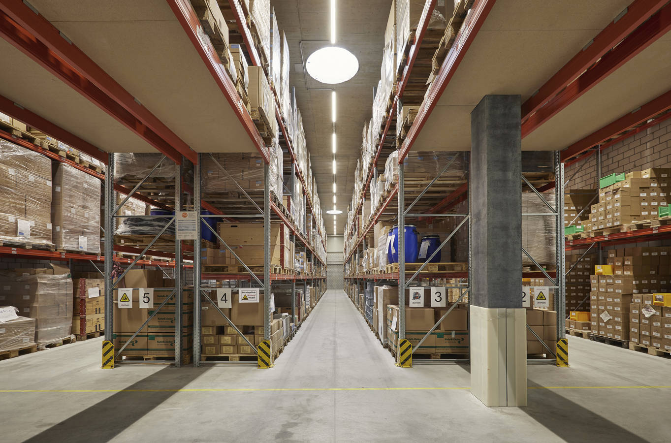 Ein aufeinander eingespieltes Team mit langjähriger Erfahrung und dem nötigen Know-how bietet Ihnen einen Logistikservice nach Mass. Bei Einkauf und Beschaffung, bei speditiven Transporten „Same Day Delivery“ oder effizientem Retourenmanagement. Von der Stückgutsendung bis zur Komplettladung.