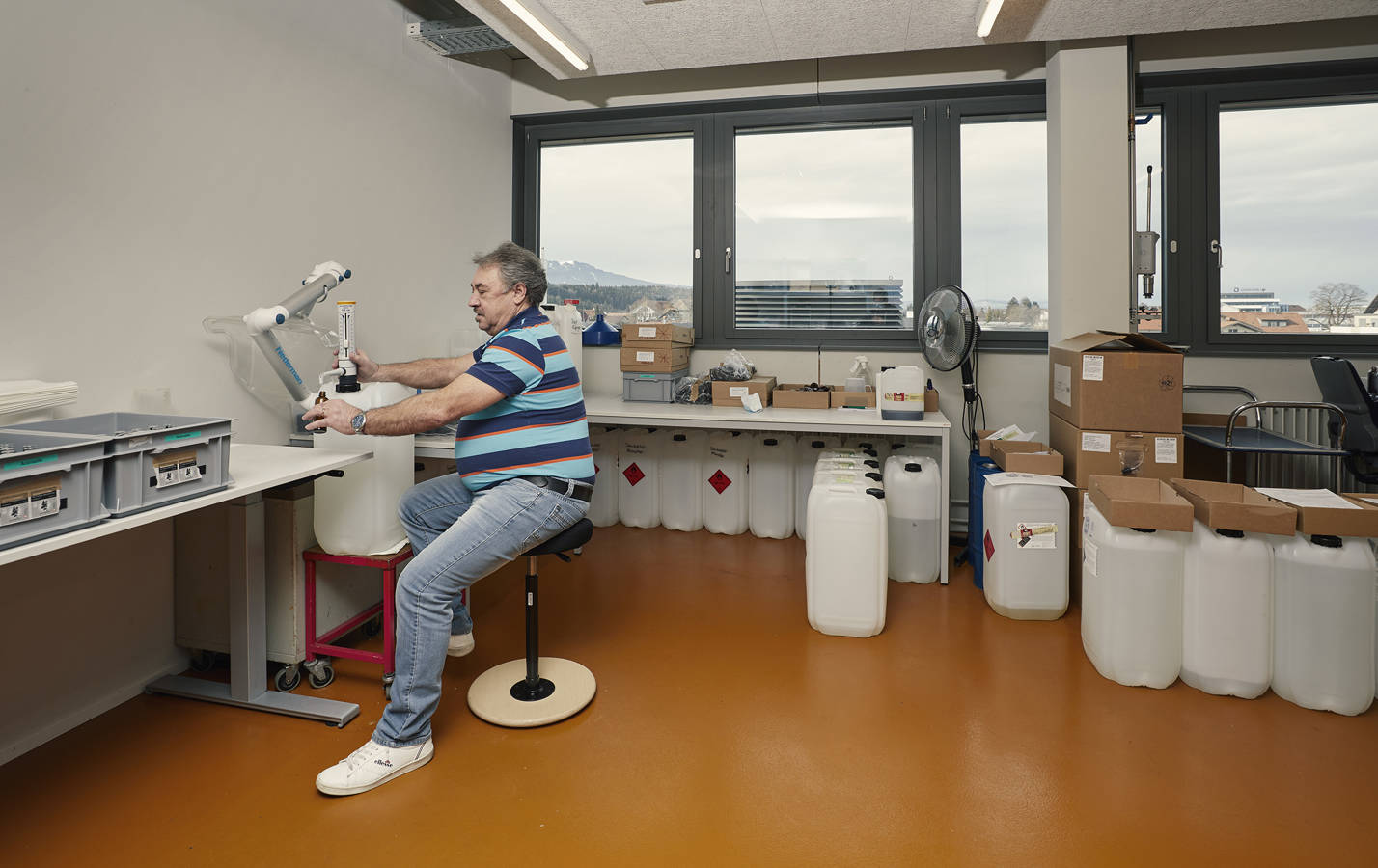 Wir können grosse Mengen innert kurzer Zeit verarbeiten und veredeln. Wo es sinnvoll ist, wird bei uns die Arbeit automatisiert.