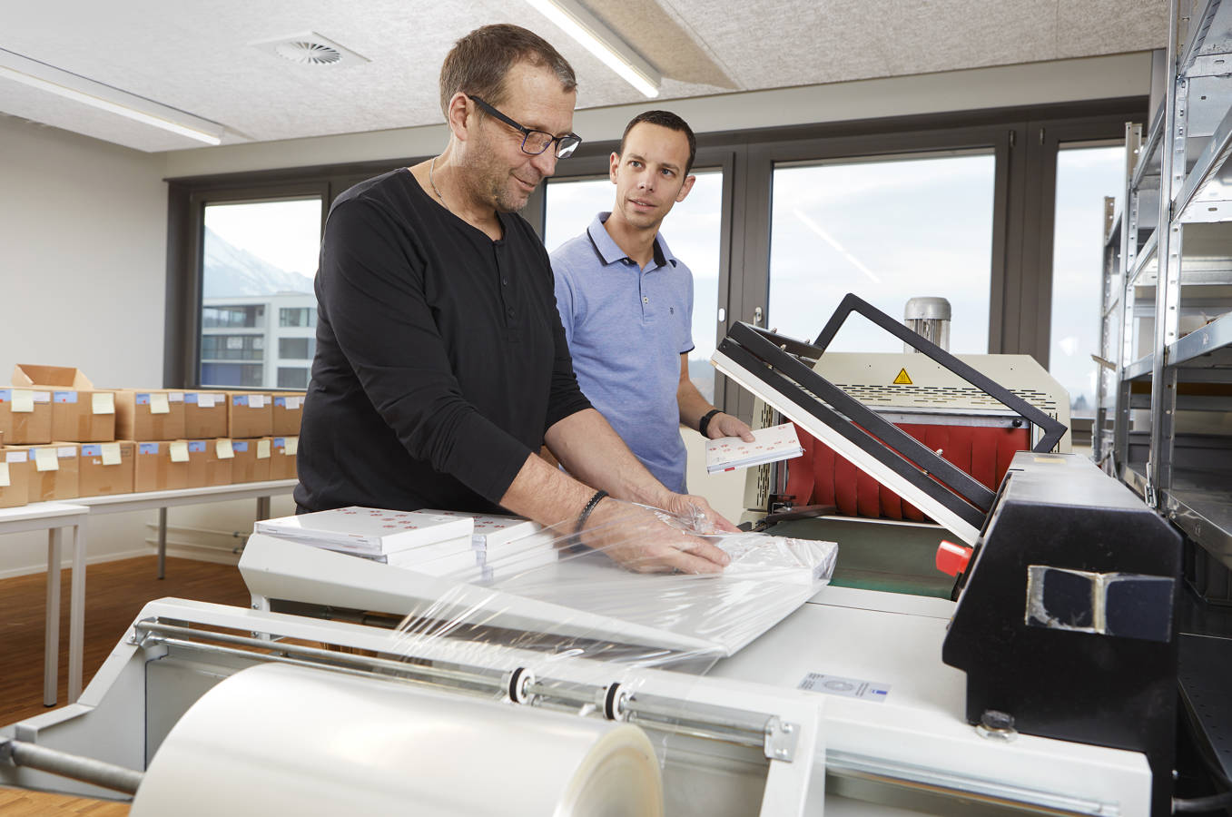 Wir schweissen Ihre Produkte ein. Dank unserer Schrumpfmaschine sind wir flexibel, wirtschaftlich, vielseitig und hoch effizient.