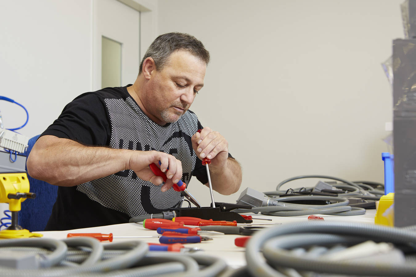 Unsere Mitarbeitenden sorgen dafür, dass jeder Handgriff sitzt und überprüfen auf Wunsch zusätzlich das Produkt auf seine einwandfreie Qualität.