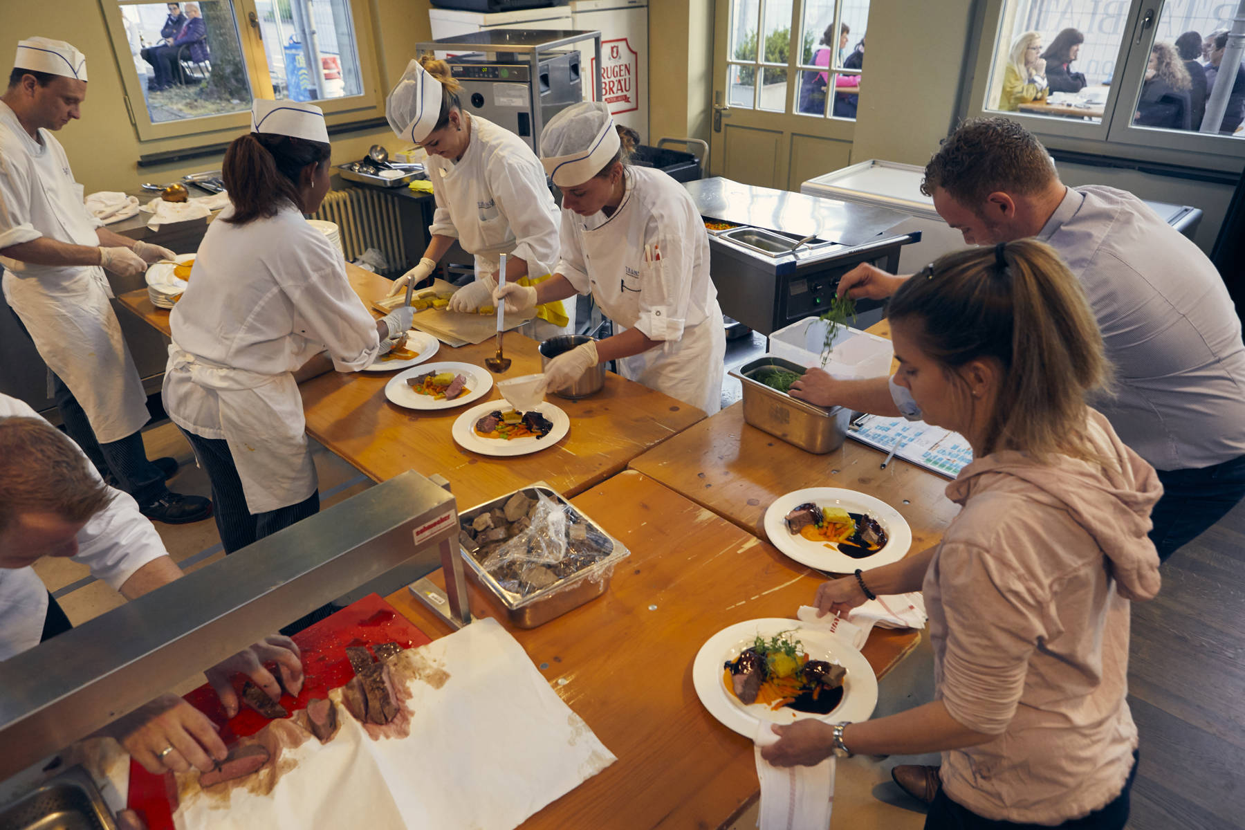 Unsere Teams arbeiten Hand in Hand, damit Sie ein kulinarisches Erlebnis geniessen können.