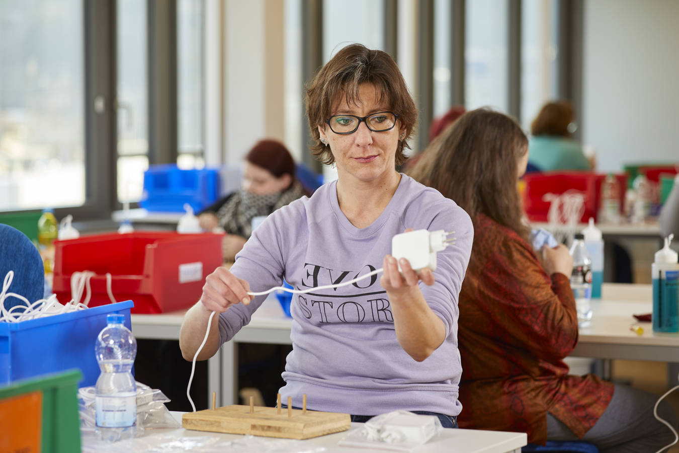 Wir garantieren eine speditive und qualitativ hochwertige Verarbeitung. Unsere Mitarbeitenden sorgen dafür, dass jeder Handgriff sitzt und überprüfen auf Wunsch zusätzlich das Produkt auf seine einwandfreie Qualität.