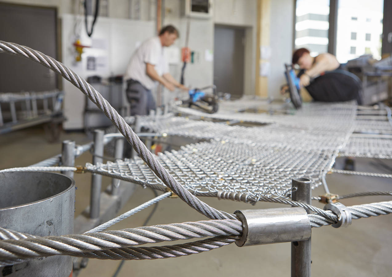 Unsere Mitarbeitenden sorgen dafür, dass jeder Handgriff sitzt und überprüfen auf Wunsch zusätzlich das Produkt auf seine einwandfreie Qualität.