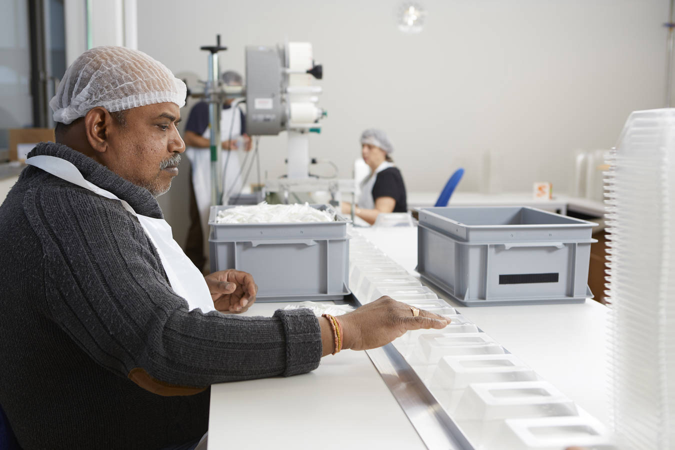 Wir können grosse Mengen innert kurzer Zeit verarbeiten und veredeln. Wo es sinnvoll ist, wird bei uns die Arbeit automatisiert.