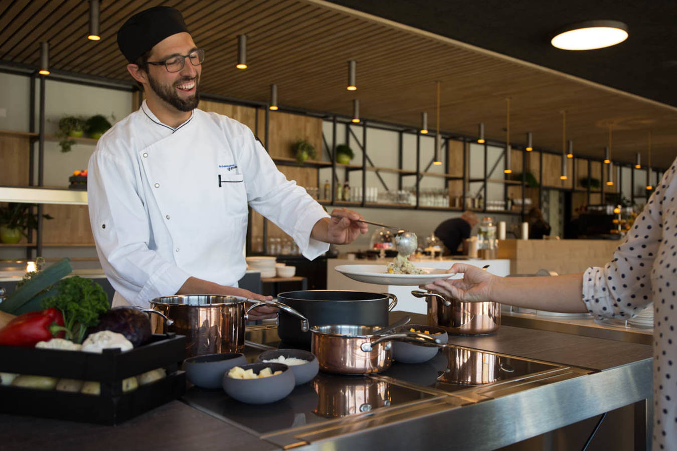 Lassen Sie sich im Restaurant fairpflegig kulinarisch verwöhnen – stellen Sie Ihr eigenes Salat-, Fleisch-, Vegi- oder glutenfreies Mittagsmenü vom Märitplatz selbst zusammen oder lassen Sie sich Ihr Tagesmenü anrichten und geniessen Sie verführerische Desserts und erfrischende Getränke.