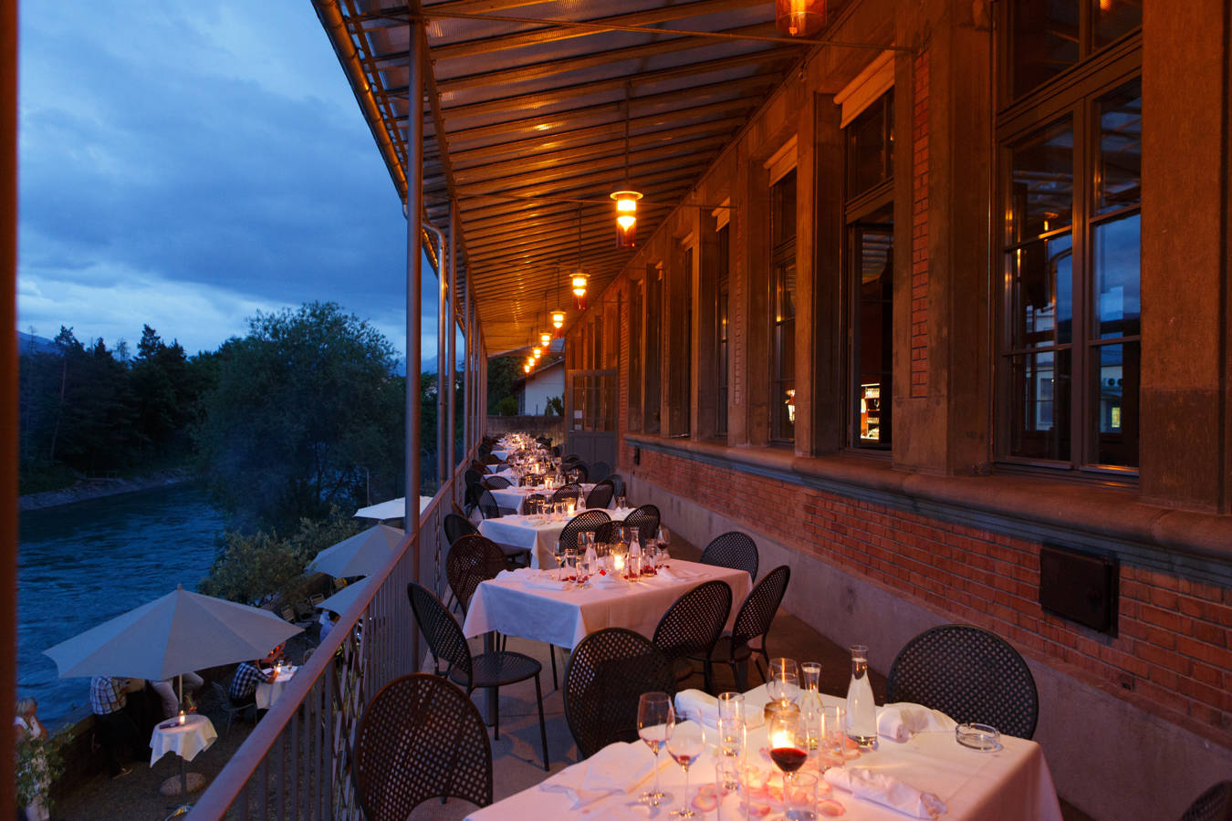 Die wunderschöne Kiesterrasse und zwei weitere Terrassen direkt an der Aare bieten den idealen Schauplatz für Ihr nächstes Apéro oder Fest.