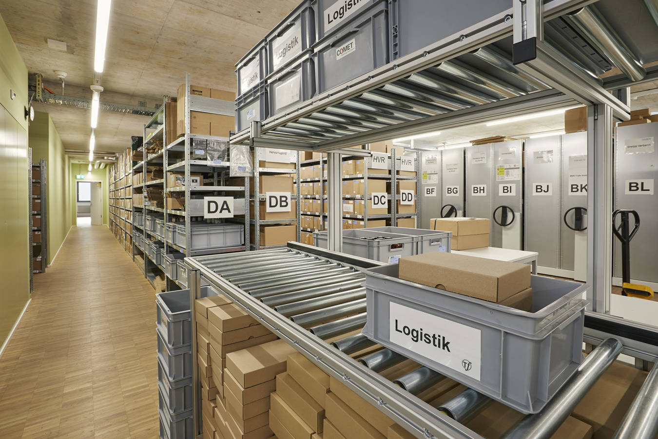 Wir liefern Briefe und Pakete im Inland und ins Ausland und übernehmen Transporte mit unseren Partnern.