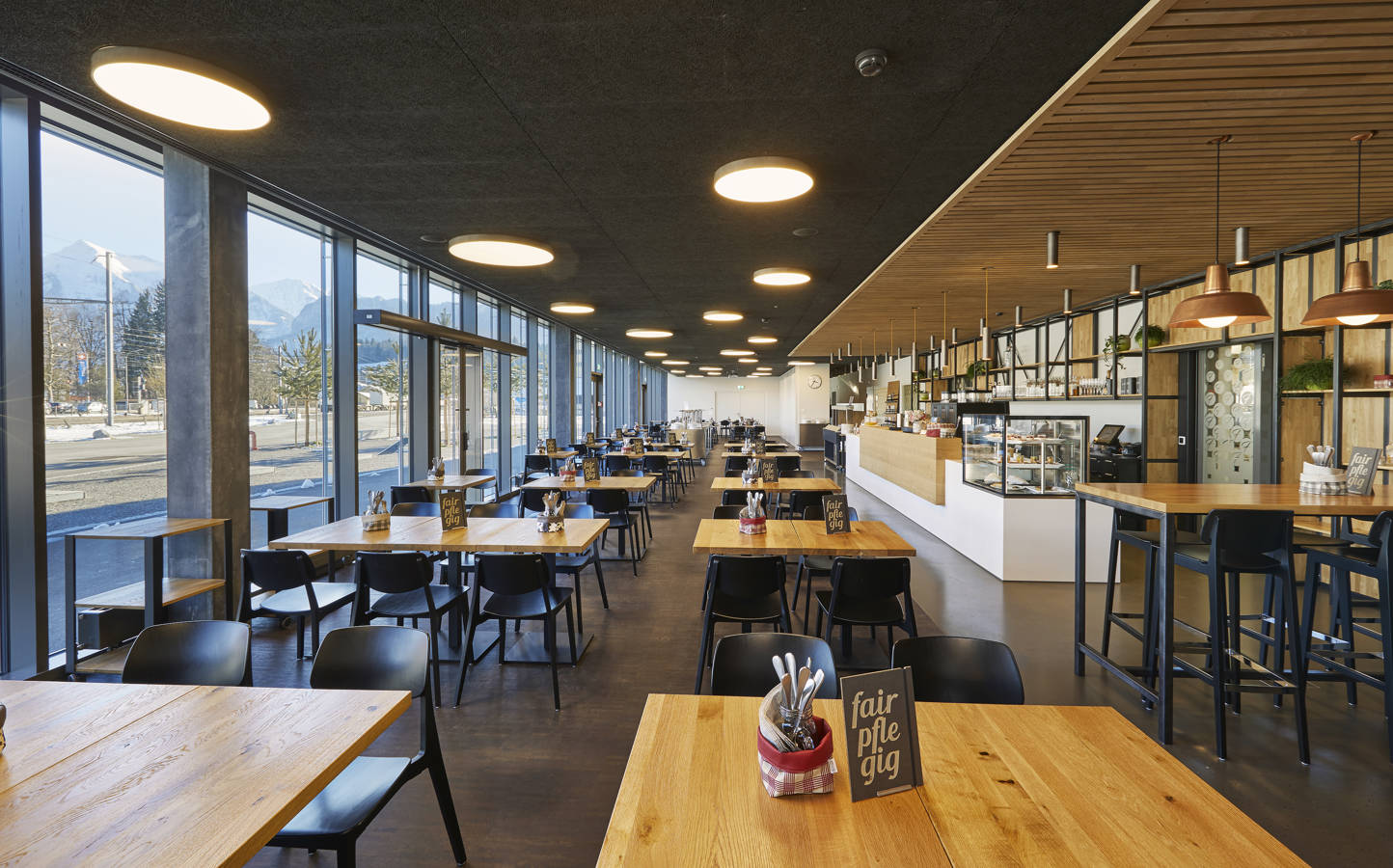 Abends und an Wochenenden öffnen wir unsere Restaurants für unvergessliche Feiern und Anlässe der besonderen Art. Unsere Räumlichkeiten richten wir nach Ihren Wünschen und passend zum Anlass ein und verwöhnen Sie kulinarisch mit unserem breiten Angebot.