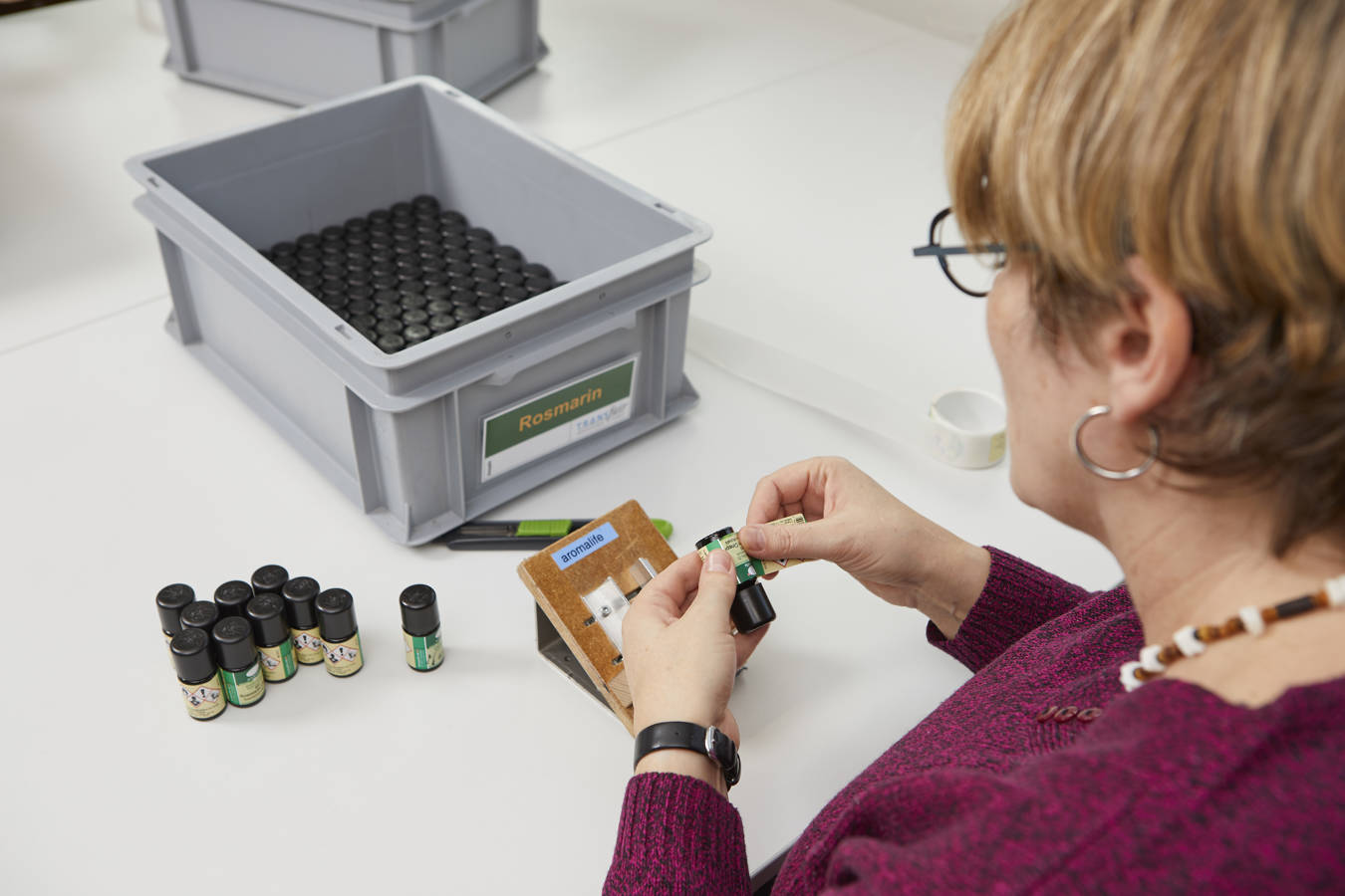 Wir garantieren eine speditive und qualitativ hochwertige Verarbeitung. Unsere Mitarbeitenden sorgen dafür, dass jeder Handgriff sitzt und überprüfen auf Wunsch zusätzlich das Produkt auf seine einwandfreie Qualität.