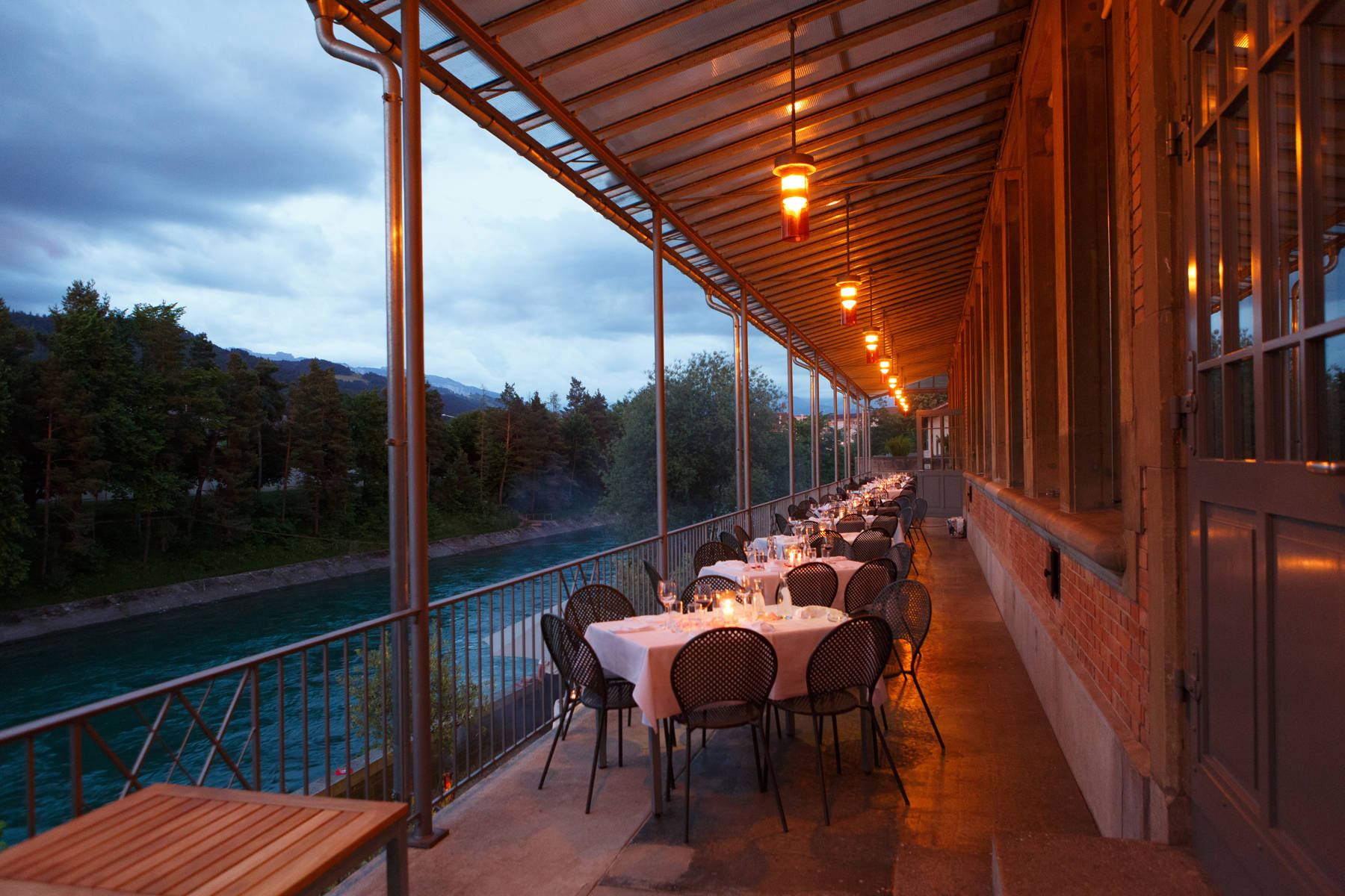 Die wunderschöne Kiesterrasse und zwei weitere Terrassen direkt an der Aare bieten den idealen Schauplatz für Ihr nächstes Apéro oder Fest.