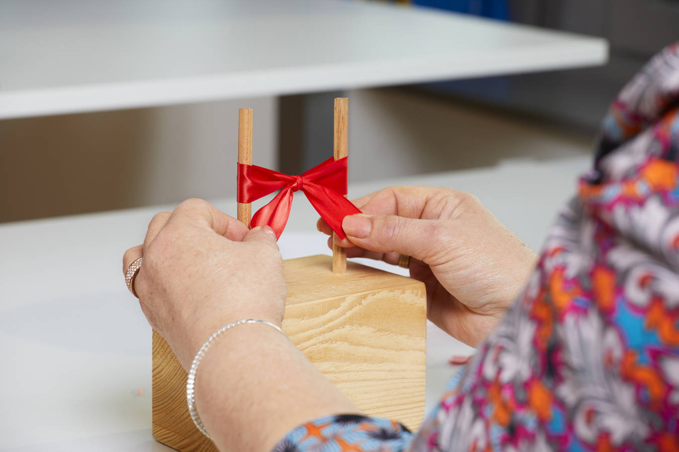 Ob unterschiedliche Artikel nach Wunsch zusammengestellt und verpackt werden, ein Versand geplant oder ein komplexes Mailing ansteht: Gemeinsam finden wir die passende Lösung.