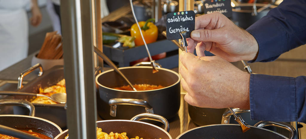 Freuen Sie sich von Montag bis Freitag auf ein reichhaltiges Mittagsbuffet aus regionalen und frischen Produkten in unseren TRANSfair-Restaurants.