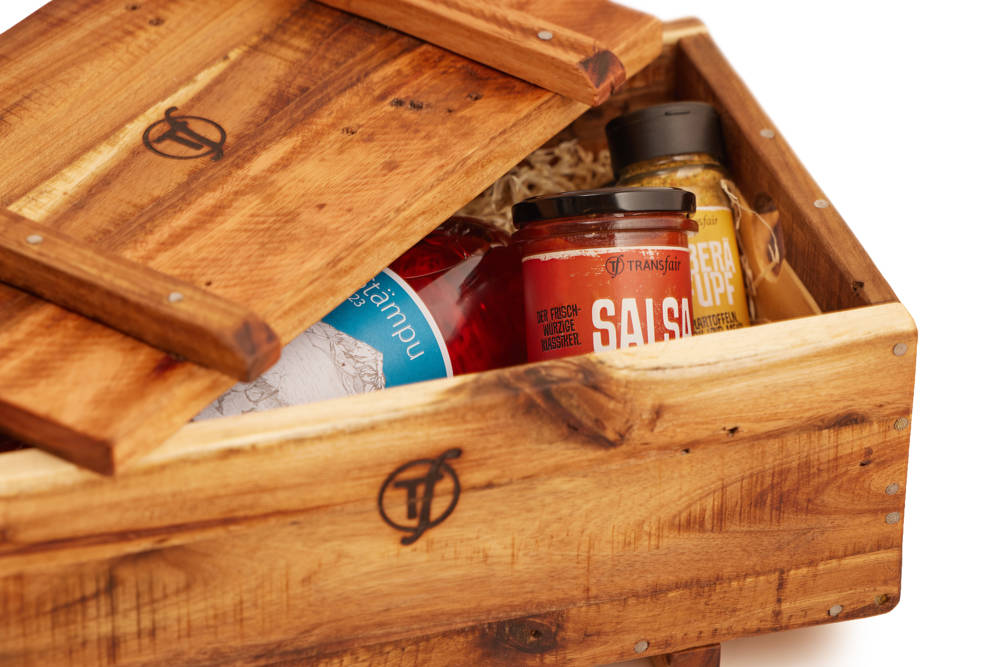Der Star unter unseren Geschenk­verpackungen: die TRANSfair-Holzkiste