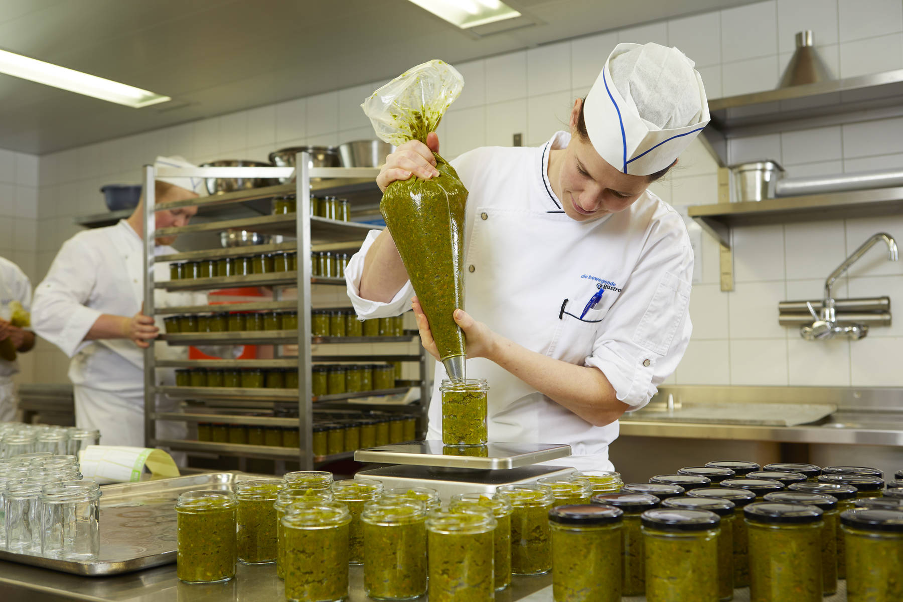 Wir sind erfahren in Lebensmittelherstellung und Verarbeitung für Startups, Wiederverkäufer/Comestibles, Gastronomiebetriebe, Heim- und Spitalküchen sowie Gemeinschaftsgastronomie.