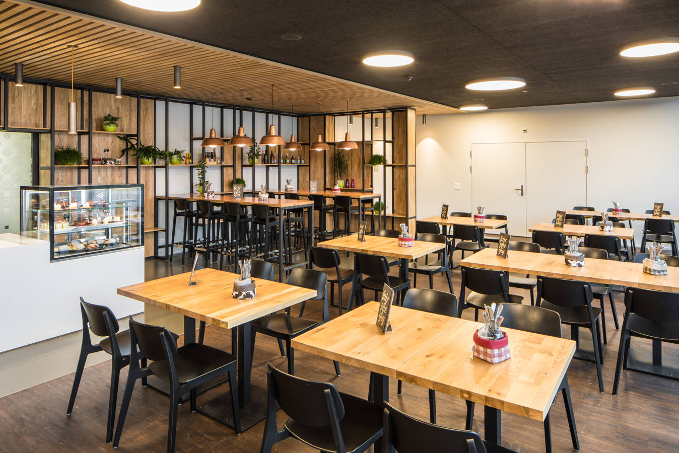 Das modern gestaltete Restaurant im Haupthaus von TRANSfair besticht mit seinem urbanen Flair an bester Lage und grosser Terrasse.