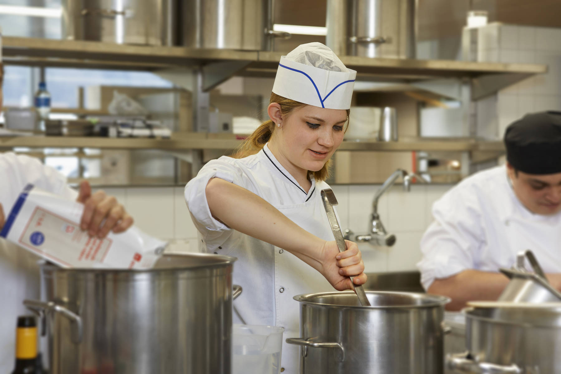 Freuen Sie sich von Montag bis Freitag auf ein reichhaltiges Mittagsbuffet aus regionalen und frischen Produkten in unseren TRANSfair-Restaurants.