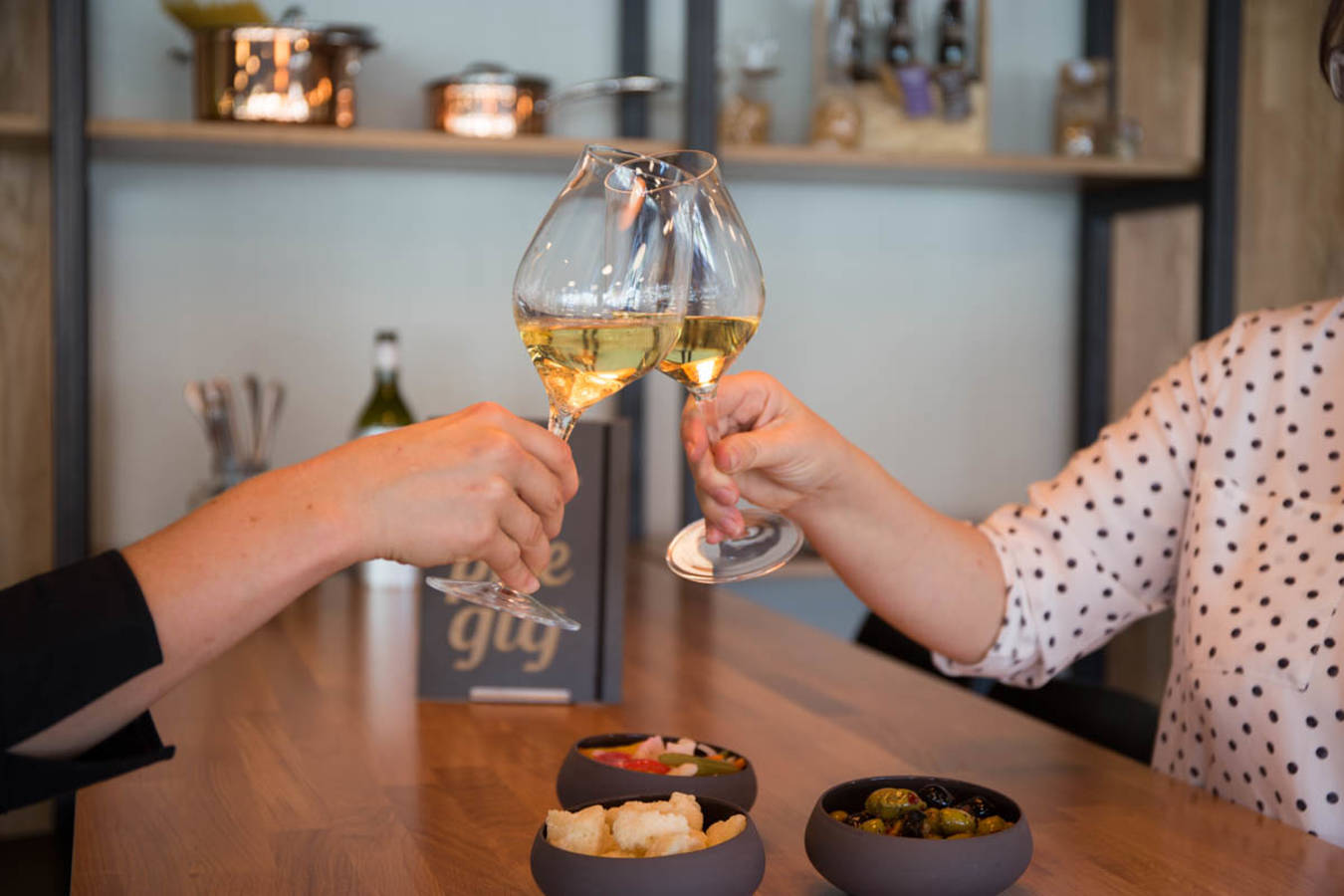 Das modern gestaltete Restaurant im Haupthaus von TRANSfair besticht mit seinem urbanen Flair an bester Lage und grosser Terrasse.