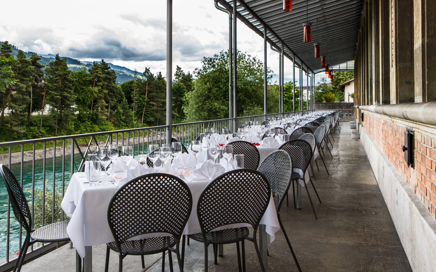 Wir decken die Tische mit unseren schönsten Gläsern, dem erlesensten Geschirr und edelsten Besteck. Alle unsere Mit- arbeitenden freuen sich schon Wochen vorher auf die Feier.