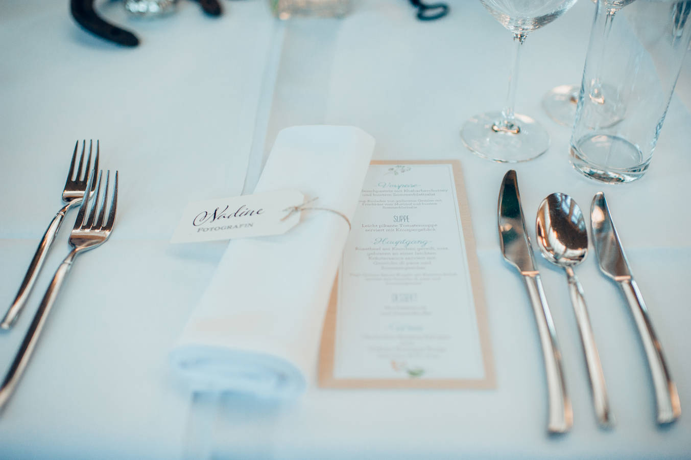Wir decken die Tische mit unseren schönsten Gläsern, dem erlesensten Geschirr und edelsten Besteck. Alle unsere Mitarbeitenden freuen sich schon Wochen vorher auf die Feier.