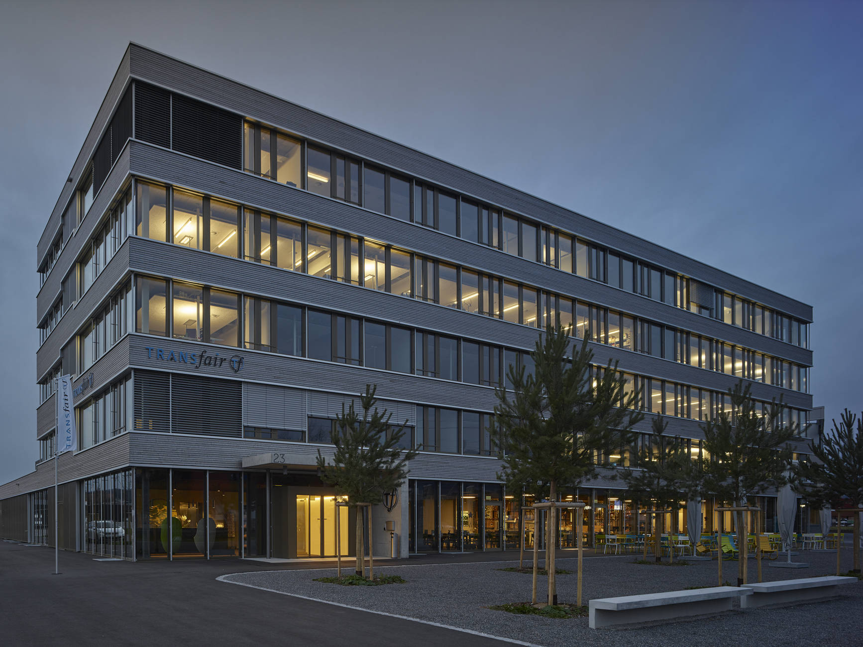 Transfair Hauptgebäude bei Nacht. Wunderschön für abendliche Anlässe.