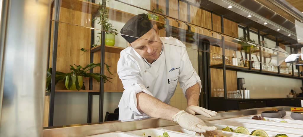 Freuen Sie sich von Montag bis Freitag auf ein reichhaltiges Mittagsbuffet aus regionalen und frischen Produkten in unseren TRANSfair-Restaurants.