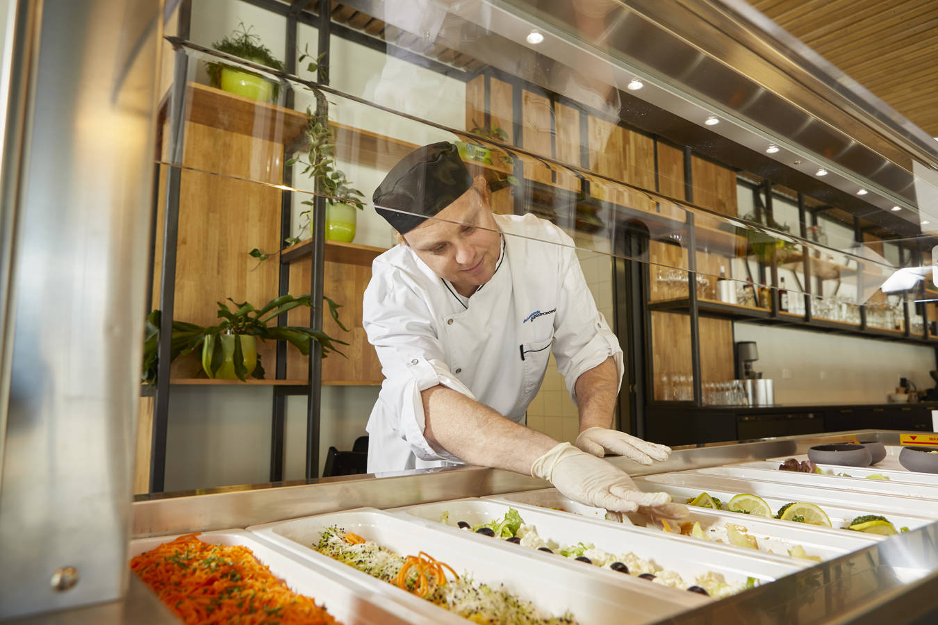 Freuen Sie sich von Montag bis Freitag auf ein reichhaltiges Mittagsbuffet aus regionalen und frischen Produkten in unseren TRANSfair-Restaurants.