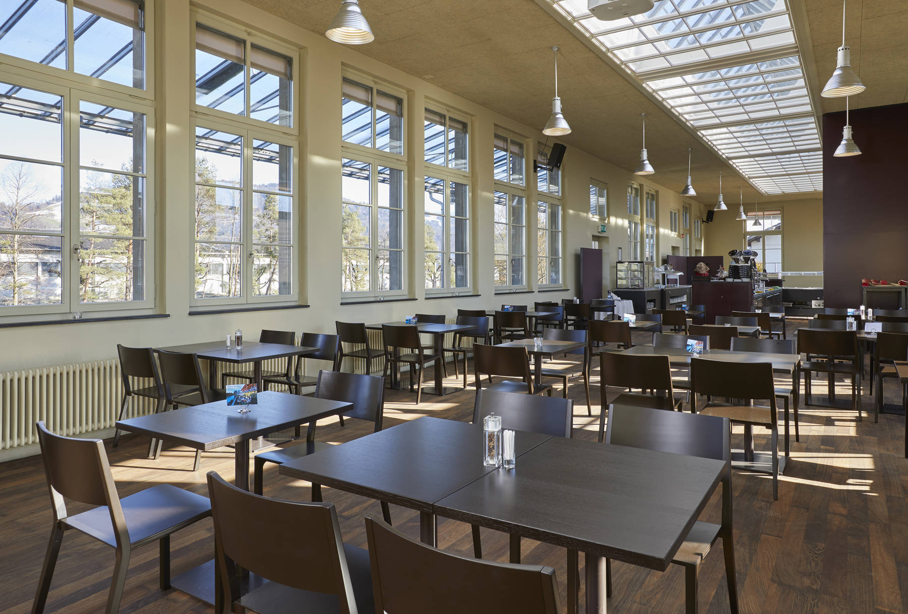 Der grosse Saal mit Platz für bis zu 100 Personen kann ebenfalls für Anlässe gebucht werden.