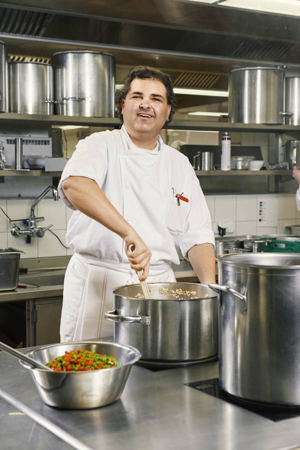 Unser Modell in der beruflichen Integration hat einen ganzheitlichen Ansatz. Einerseits die Durchlässigkeit zwischen dem 1. und 2. Arbeitsmarkt und andererseits die ökonomische Sichtweise der Leistungserbringung.