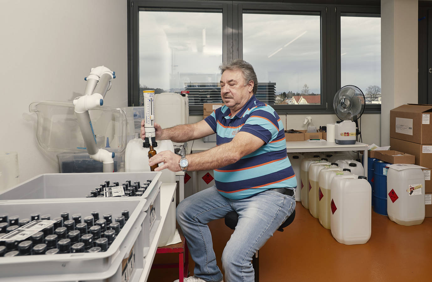 Wir können grosse Mengen innert kurzer Zeit verarbeiten und veredeln. Wo es sinnvoll ist, wird bei uns die Arbeit automatisiert.