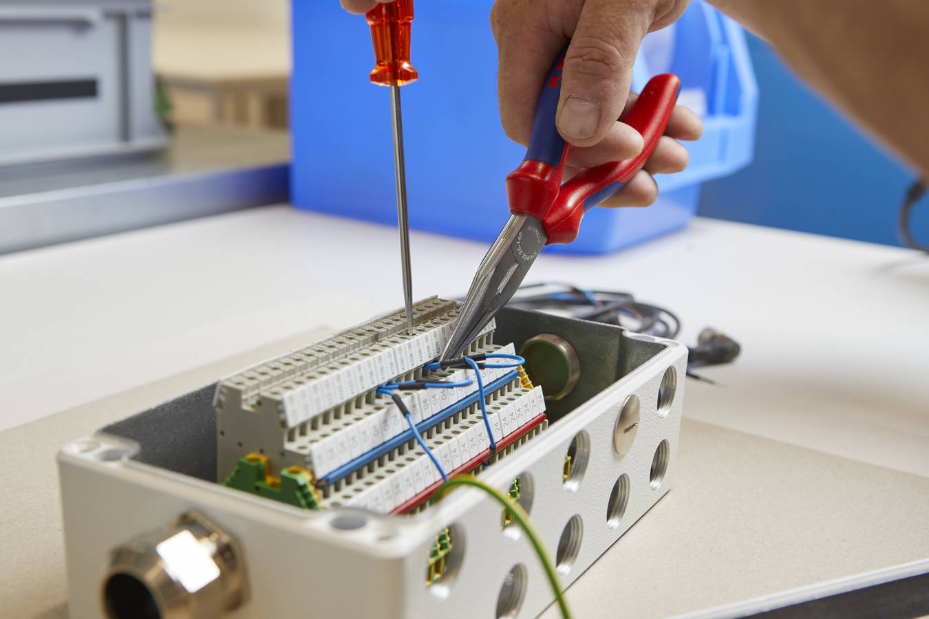 Unsere Mitarbeitenden sorgen dafür, dass jeder Handgriff sitzt und überprüfen auf Wunsch zusätzlich das Produkt auf seine einwandfreie Qualität.