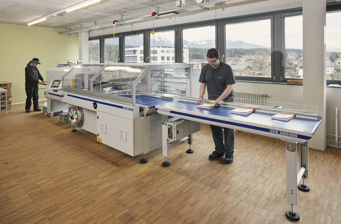 Wir können grosse Mengen innert kurzer Zeit verarbeiten und veredeln. Wo es sinnvoll ist, wird bei uns die Arbeit automatisiert.