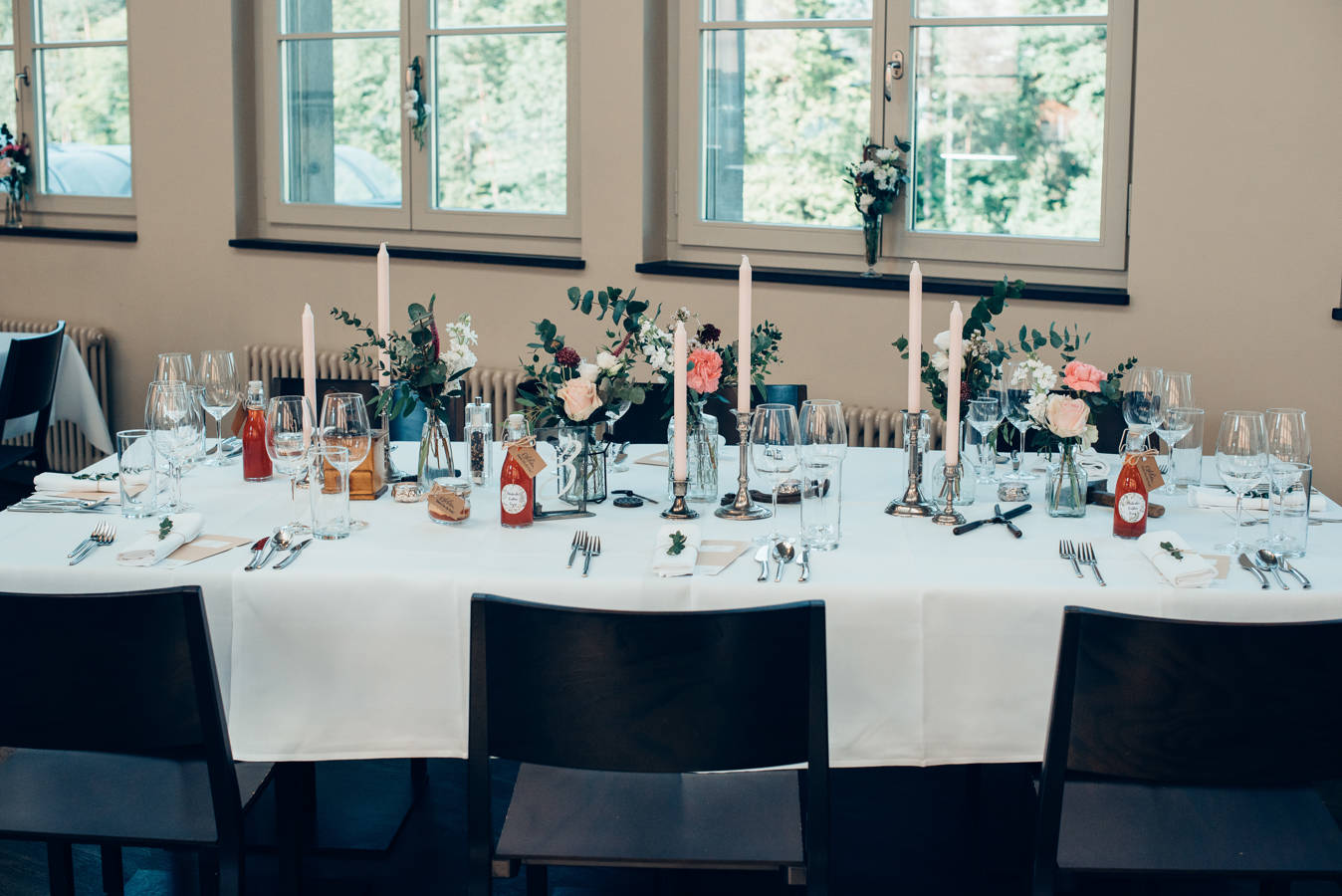 Wir decken die Tische mit unseren schönsten Gläsern, dem erlesensten Geschirr und edelsten Besteck. Alle unsere Mit- arbeitenden freuen sich schon Wochen vorher auf die Feier.