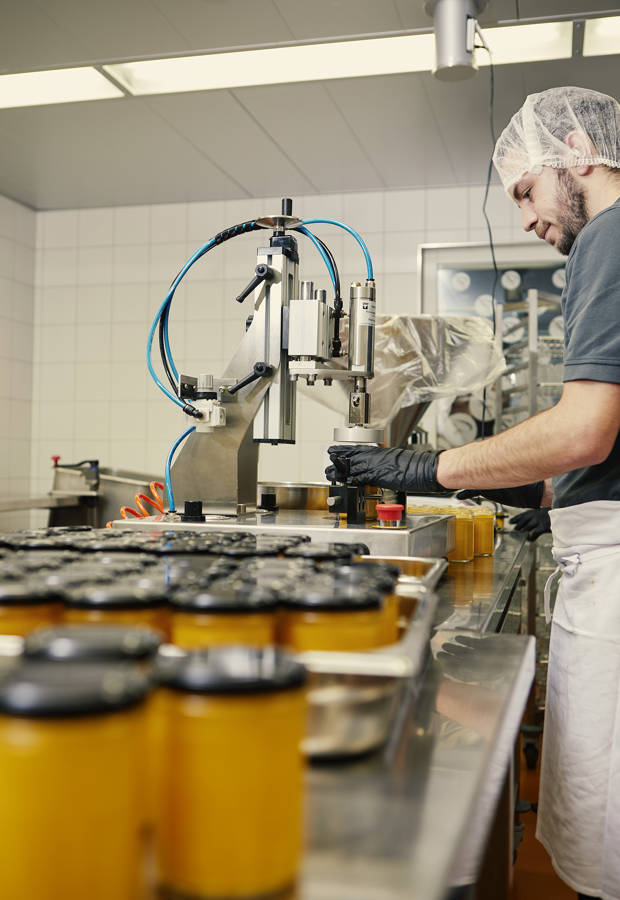 Wir sind erfahren in Lebensmittelherstellung und Verarbeitung für Startups, Wiederverkäufer/Comestibles, Gastronomiebetriebe, Heim- und Spitalküchen sowie Gemeinschaftsgastronomie.