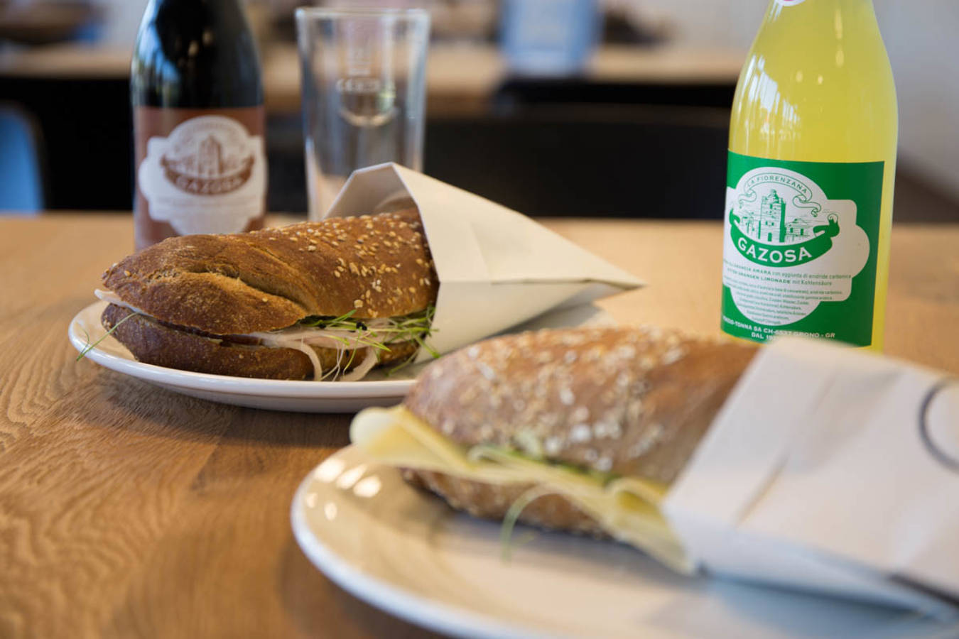 Freuen Sie sich von Montag bis Freitag auf ein reichhaltiges Mittagsbuffet aus regionalen und frischen Produkten in unseren TRANSfair-Restaurants.