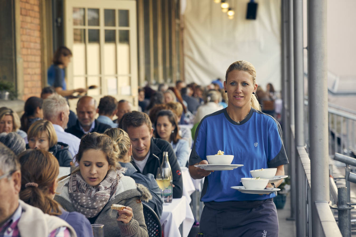 Wir sind Ihr Cateringpartner für Bankette, Apéros, Brunch, Traueressen, Grillplausch, Firmenanlass, Hochzeiten, Familienfest, Taufe, Konfirmation, Geburtstagsfest, Vereinsanlass ab 50 Personen. Foto Stiftung TRANSfair Thun