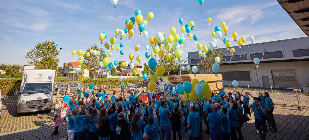 Beim Tag der offenen Tür liessen die Mitarbeitenden gemeinsam Ballone fliegen.
