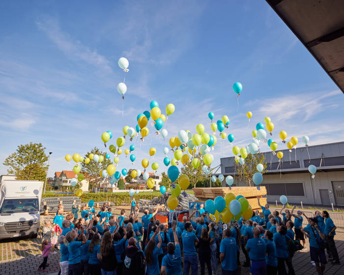Beim Tag der offenen Tür liessen die Mitarbeitenden gemeinsam Ballone fliegen.