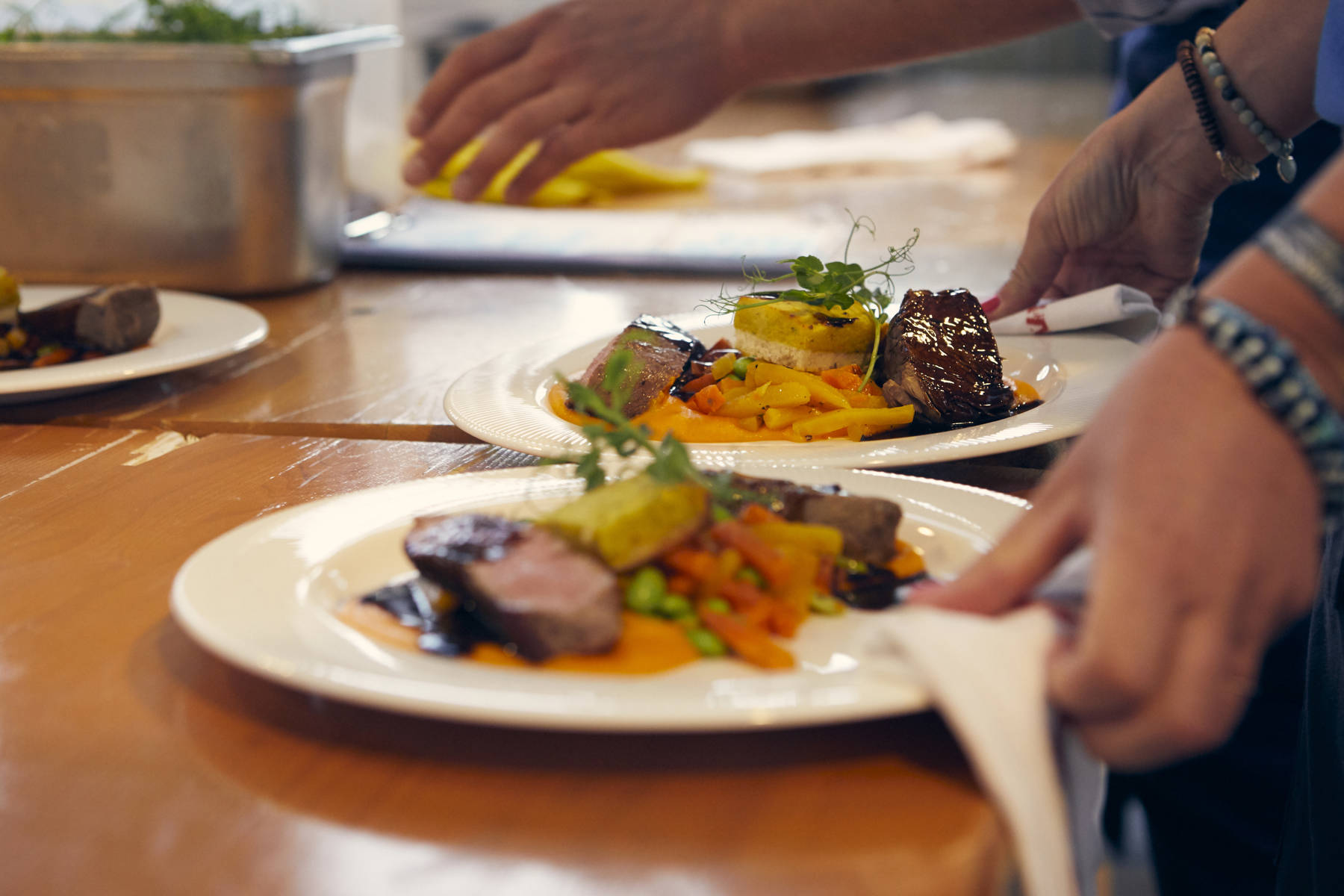 Gerne kümmern wir uns um das kulinarische Wohl, während Sie das Fest mit Ihren Gästen geniessen.