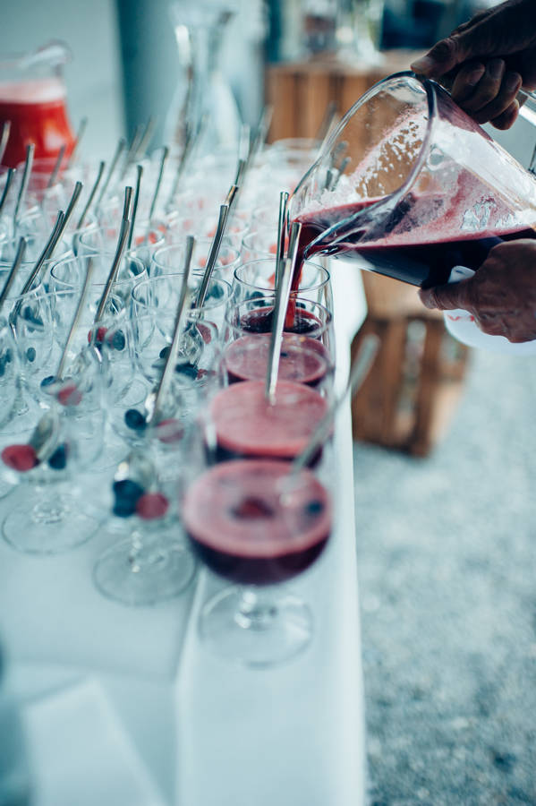 Gerne kümmern wir uns um das kulinarische Wohl, während Sie das Fest mit Ihren Gästen geniessen. Wir sind Ihr Cateringpartner für Bankette, Apéros, Brunch, Traueressen, Grillplausch, Firmenanlass, Hochzeiten, Familienfest, Taufe, Konfirmation, Geburtstagsfest, Vereinsanlass ab 50 Personen. Foto Stiftung TRANSfair Thun